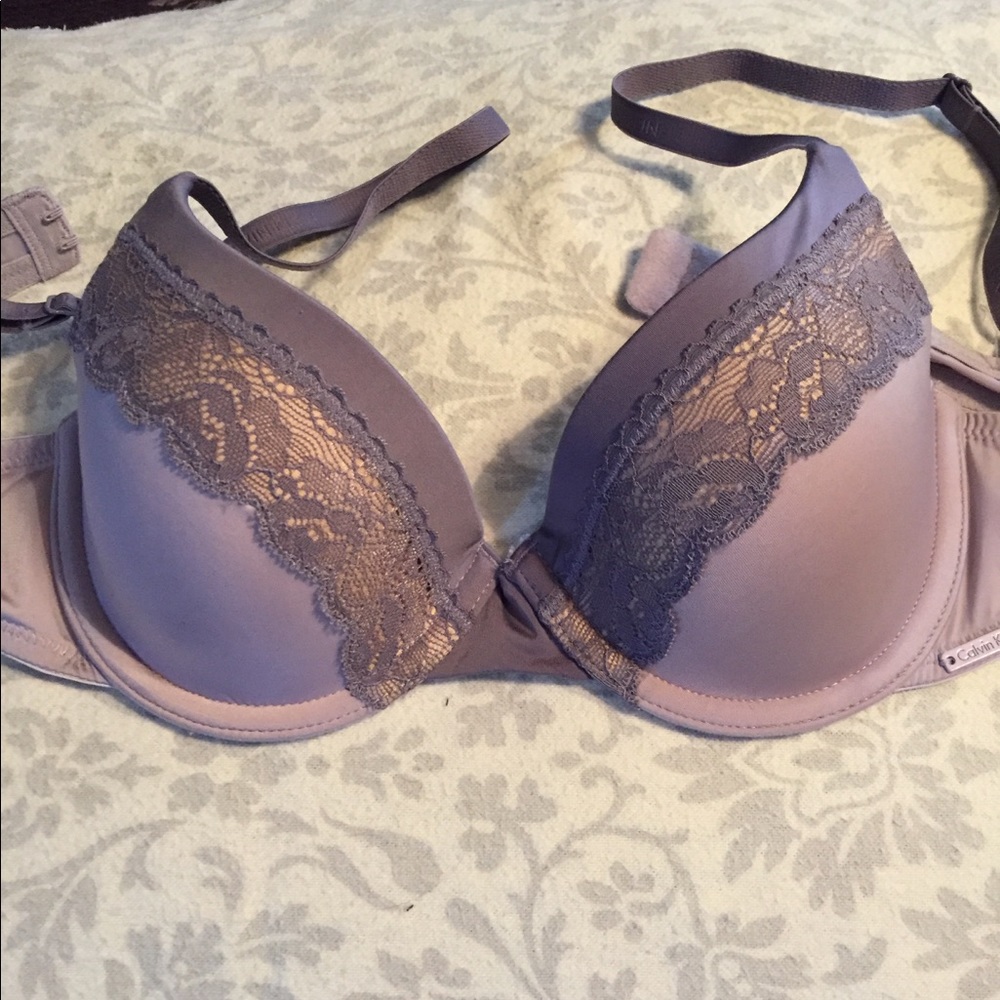 Underwire 34B. Calvin Klein.